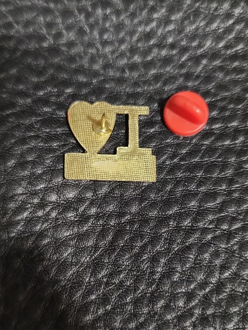 Vintage I Love Bingo Gold Tone Pin with Red Enamel - Picture 2 of 2